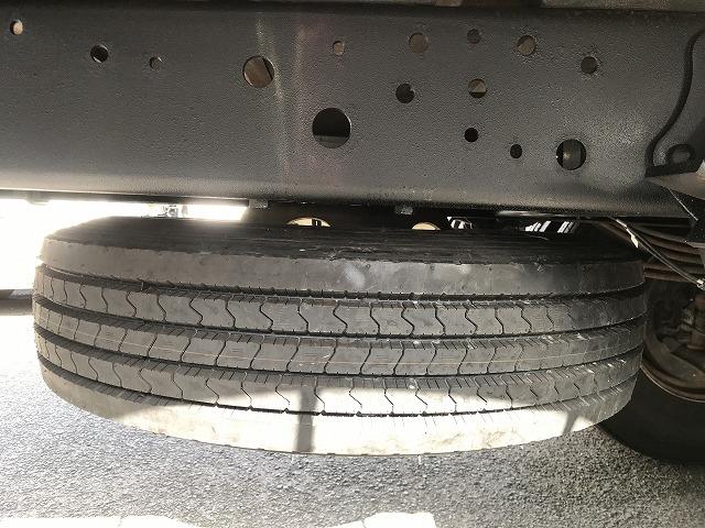 ヒノレンジャー 4t積・6MT・6200平ボディ・アシストゲート 6200ボディ・6MT・4t積・左電格ミラー・ロープ穴4対・ETC・フォグライト・荷台内寸 L6212 W2147 H398・灰皿1つ欠・看板消し跡・キャビン・荷台 キズ、サビ、凹み有り(29枚目)