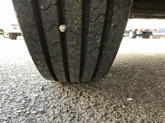 ヒノレンジャー 4t積・6MT・6200平ボディ・アシストゲート 6200ボディ・6MT・4t積・左電格ミラー・ロープ穴4対・ETC・フォグライト・荷台内寸 L6212 W2147 H398・灰皿1つ欠・看板消し跡・キャビン・荷台 キズ、サビ、凹み有り(30枚目)