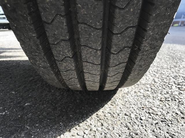 ヒノレンジャー 4t積・6MT・6200平ボディ・アシストゲート 6200ボディ・6MT・4t積・左電格ミラー・ロープ穴4対・ETC・フォグライト・荷台内寸 L6212 W2147 H398・灰皿1つ欠・看板消し跡・キャビン・荷台 キズ、サビ、凹み有り(31枚目)