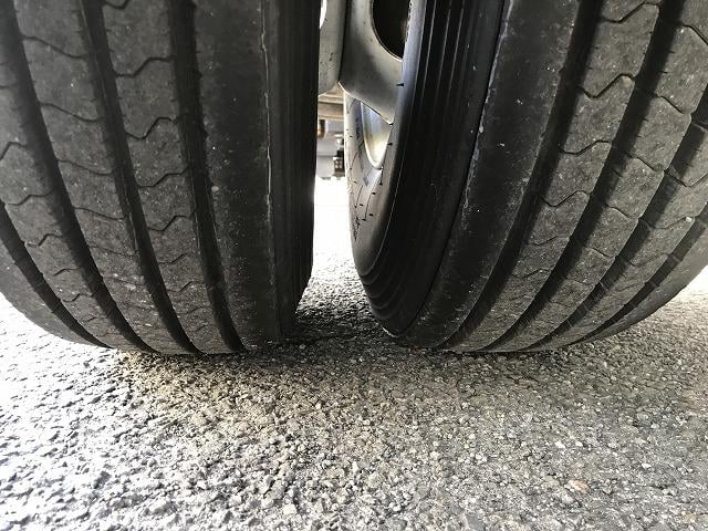 ヒノレンジャー 4t積・6MT・6200平ボディ・アシストゲート 6200ボディ・6MT・4t積・左電格ミラー・ロープ穴4対・ETC・フォグライト・荷台内寸 L6212 W2147 H398・灰皿1つ欠・看板消し跡・キャビン・荷台 キズ、サビ、凹み有り(32枚目)