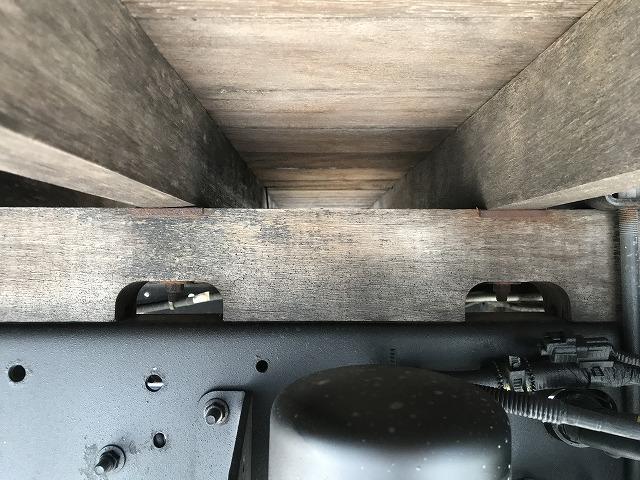 ヒノレンジャー 4t積・6MT・6200平ボディ・アシストゲート 6200ボディ・6MT・4t積・左電格ミラー・ロープ穴4対・ETC・フォグライト・荷台内寸 L6212 W2147 H398・灰皿1つ欠・看板消し跡・キャビン・荷台 キズ、サビ、凹み有り(34枚目)