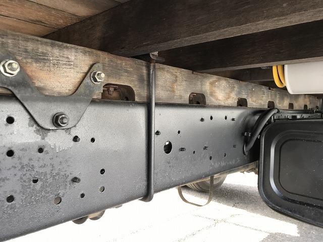 ヒノレンジャー 4t積・6MT・6200平ボディ・アシストゲート 6200ボディ・6MT・4t積・左電格ミラー・ロープ穴4対・ETC・フォグライト・荷台内寸 L6212 W2147 H398・灰皿1つ欠・看板消し跡・キャビン・荷台 キズ、サビ、凹み有り(36枚目)