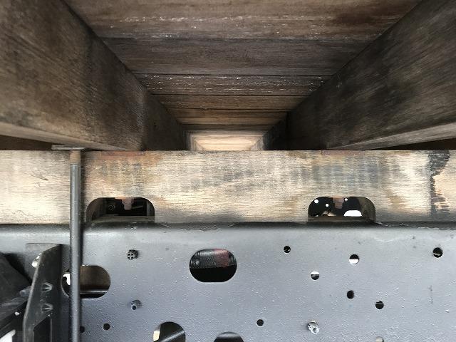 ヒノレンジャー 4t積・6MT・6200平ボディ・アシストゲート 6200ボディ・6MT・4t積・左電格ミラー・ロープ穴4対・ETC・フォグライト・荷台内寸 L6212 W2147 H398・灰皿1つ欠・看板消し跡・キャビン・荷台 キズ、サビ、凹み有り(37枚目)