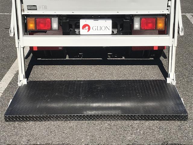 エルフトラック ４ＷＤ・垂直パワーゲート・５方開・１．４５ｔ積・５ＭＴ　４ＷＤ・垂直パワーゲート・５方開・１．４５ｔ積・５ＭＴ・荷台鉄板張り・両側電格ミラー（ヒーター付）・キーレス・メッキパーツ・フォグライト・準中型免許対応・荷台内寸　Ｌ３０８５　Ｗ１６３２　Ｈ３８３（17枚目）