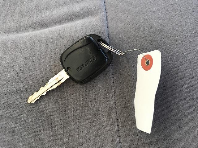 エルフトラック ４ＷＤ・垂直パワーゲート・５方開・１．４５ｔ積・５ＭＴ　４ＷＤ・垂直パワーゲート・５方開・１．４５ｔ積・５ＭＴ・荷台鉄板張り・両側電格ミラー（ヒーター付）・キーレス・メッキパーツ・フォグライト・準中型免許対応・荷台内寸　Ｌ３０８５　Ｗ１６３２　Ｈ３８３（35枚目）