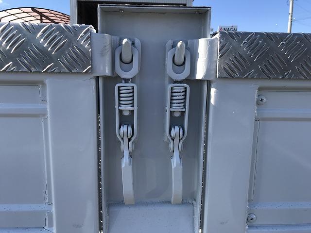 エルフトラック ４ＷＤ・垂直パワーゲート・５方開・１．４５ｔ積・５ＭＴ　４ＷＤ・垂直パワーゲート・５方開・１．４５ｔ積・５ＭＴ・荷台鉄板張り・両側電格ミラー（ヒーター付）・キーレス・メッキパーツ・フォグライト・準中型免許対応・荷台内寸　Ｌ３０８５　Ｗ１６３２　Ｈ３８３（41枚目）