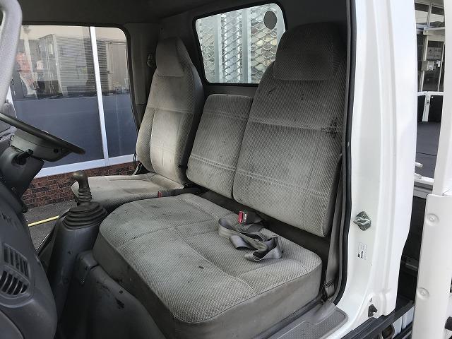 タイタントラック ３ｔ積・セミロング・平ボディ・高床・５ＭＴ・３ペダル　３ｔ積・平ボディ・セミロング・坂道発進補助装置・左電格ミラー・高床・三方開・荷台内寸　Ｌ３５４７　Ｗ１７８４　Ｈ３６７（22枚目）