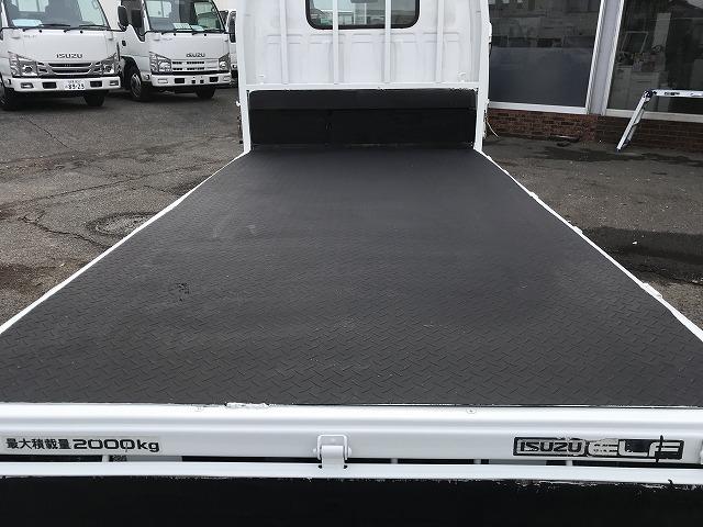 エルフトラック ２ｔ積・平ボディ・１０尺・５ｔ未満・荷台鉄板張・５ＭＴ　２ｔ積・平ボディ・１０尺・５ｔ未満・荷台鉄板張・５ＭＴ・坂道発進補助装置・左電格ミラー・３ペダル・荷台内寸　Ｌ３１３９　Ｗ１６２６　Ｈ３８１（16枚目）