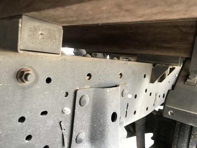 エルフトラック ２ｔ積・平ボディ・１０尺・５ｔ未満・荷台鉄板張・５ＭＴ　２ｔ積・平ボディ・１０尺・５ｔ未満・荷台鉄板張・５ＭＴ・坂道発進補助装置・左電格ミラー・３ペダル・荷台内寸　Ｌ３１３９　Ｗ１６２６　Ｈ３８１（24枚目）