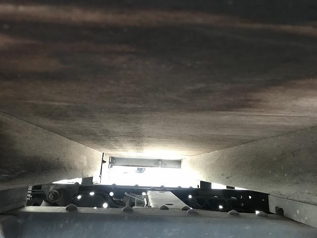 エルフトラック ２ｔ積・平ボディ・１０尺・５ｔ未満・荷台鉄板張・５ＭＴ　２ｔ積・平ボディ・１０尺・５ｔ未満・荷台鉄板張・５ＭＴ・坂道発進補助装置・左電格ミラー・３ペダル・荷台内寸　Ｌ３１３９　Ｗ１６２６　Ｈ３８１（25枚目）