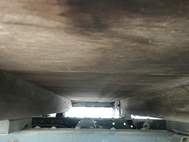 エルフトラック ２ｔ積・平ボディ・１０尺・５ｔ未満・荷台鉄板張・５ＭＴ　２ｔ積・平ボディ・１０尺・５ｔ未満・荷台鉄板張・５ＭＴ・坂道発進補助装置・左電格ミラー・３ペダル・荷台内寸　Ｌ３１３９　Ｗ１６２６　Ｈ３８１（27枚目）