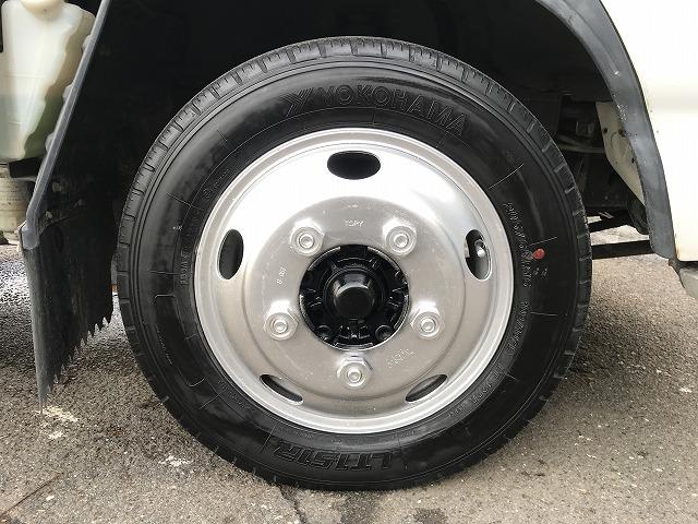 エルフトラック ２ｔ積・平ボディ・１０尺・５ｔ未満・荷台鉄板張・５ＭＴ　２ｔ積・平ボディ・１０尺・５ｔ未満・荷台鉄板張・５ＭＴ・坂道発進補助装置・左電格ミラー・３ペダル・荷台内寸　Ｌ３１３９　Ｗ１６２６　Ｈ３８１（28枚目）