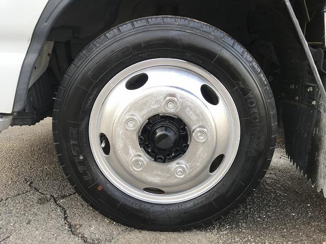 エルフトラック ２ｔ積・平ボディ・１０尺・５ｔ未満・荷台鉄板張・５ＭＴ　２ｔ積・平ボディ・１０尺・５ｔ未満・荷台鉄板張・５ＭＴ・坂道発進補助装置・左電格ミラー・３ペダル・荷台内寸　Ｌ３１３９　Ｗ１６２６　Ｈ３８１（29枚目）