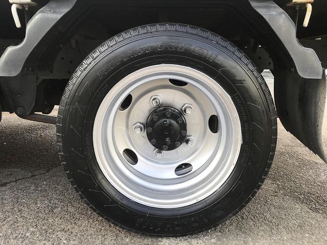 エルフトラック ２ｔ積・平ボディ・１０尺・５ｔ未満・荷台鉄板張・５ＭＴ　２ｔ積・平ボディ・１０尺・５ｔ未満・荷台鉄板張・５ＭＴ・坂道発進補助装置・左電格ミラー・３ペダル・荷台内寸　Ｌ３１３９　Ｗ１６２６　Ｈ３８１（30枚目）