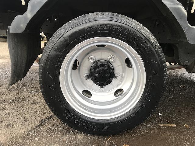 エルフトラック ２ｔ積・平ボディ・１０尺・５ｔ未満・荷台鉄板張・５ＭＴ　２ｔ積・平ボディ・１０尺・５ｔ未満・荷台鉄板張・５ＭＴ・坂道発進補助装置・左電格ミラー・３ペダル・荷台内寸　Ｌ３１３９　Ｗ１６２６　Ｈ３８１（31枚目）