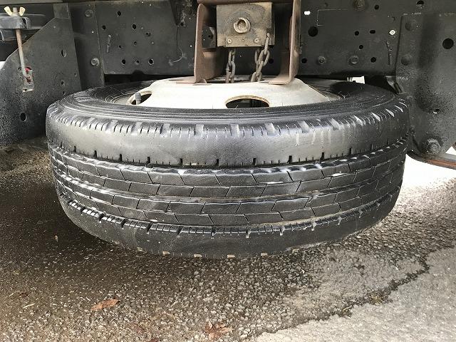 エルフトラック ２ｔ積・平ボディ・１０尺・５ｔ未満・荷台鉄板張・５ＭＴ　２ｔ積・平ボディ・１０尺・５ｔ未満・荷台鉄板張・５ＭＴ・坂道発進補助装置・左電格ミラー・３ペダル・荷台内寸　Ｌ３１３９　Ｗ１６２６　Ｈ３８１（32枚目）