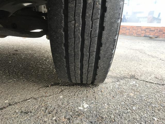 エルフトラック ２ｔ積・平ボディ・１０尺・５ｔ未満・荷台鉄板張・５ＭＴ　２ｔ積・平ボディ・１０尺・５ｔ未満・荷台鉄板張・５ＭＴ・坂道発進補助装置・左電格ミラー・３ペダル・荷台内寸　Ｌ３１３９　Ｗ１６２６　Ｈ３８１（34枚目）