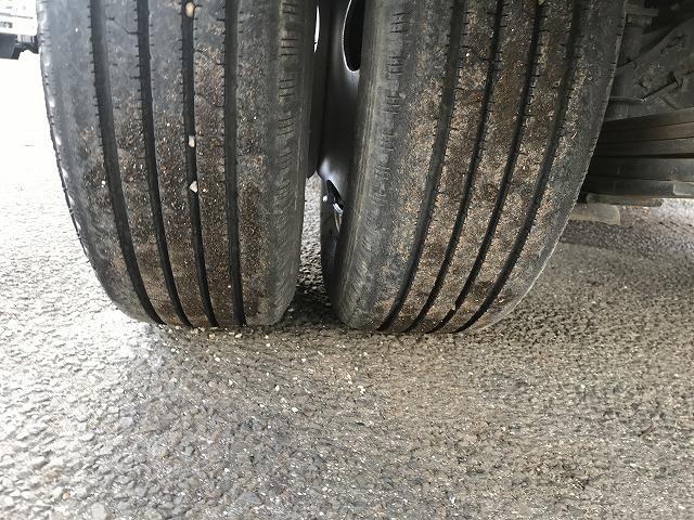 エルフトラック ２ｔ積・平ボディ・１０尺・５ｔ未満・荷台鉄板張・５ＭＴ　２ｔ積・平ボディ・１０尺・５ｔ未満・荷台鉄板張・５ＭＴ・坂道発進補助装置・左電格ミラー・３ペダル・荷台内寸　Ｌ３１３９　Ｗ１６２６　Ｈ３８１（35枚目）