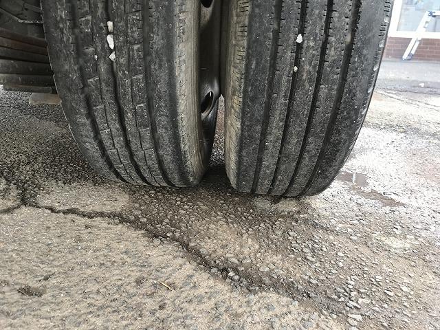 エルフトラック ２ｔ積・平ボディ・１０尺・５ｔ未満・荷台鉄板張・５ＭＴ　２ｔ積・平ボディ・１０尺・５ｔ未満・荷台鉄板張・５ＭＴ・坂道発進補助装置・左電格ミラー・３ペダル・荷台内寸　Ｌ３１３９　Ｗ１６２６　Ｈ３８１（36枚目）