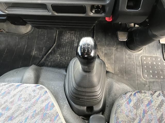 エルフトラック ２ｔ積・平ボディ・１０尺・５ｔ未満・荷台鉄板張・５ＭＴ　２ｔ積・平ボディ・１０尺・５ｔ未満・荷台鉄板張・５ＭＴ・坂道発進補助装置・左電格ミラー・３ペダル・荷台内寸　Ｌ３１３９　Ｗ１６２６　Ｈ３８１（43枚目）