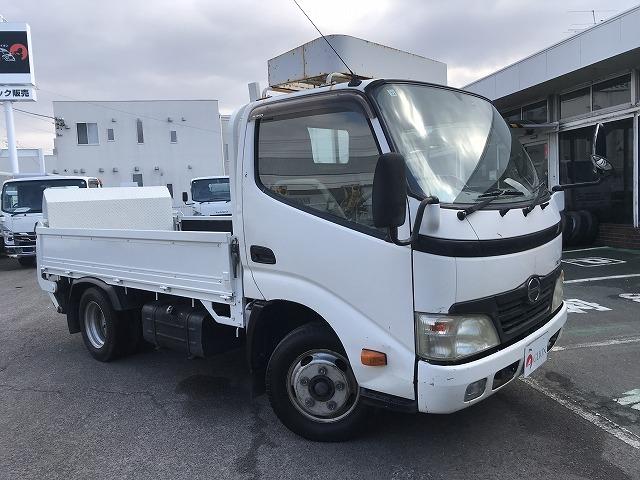 デュトロ ２ｔ積・平ボディ・パワーゲート・荷台鉄板張り・５ＭＴ　２ｔ積・平ボディ・新明和製アーム式パワーゲート・ＲＡ－０８・荷台鉄板張り・５ＭＴ・バックカメラ・左電格ミラー・荷台内寸　Ｌ３０３３　Ｗ１６０９　Ｈ３６２・ステージ長さ　６８２・地上高　８０２（3枚目）