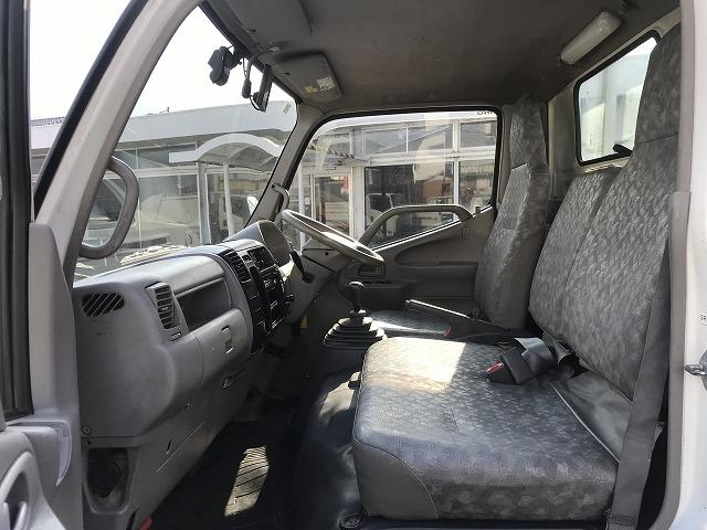 デュトロ ２ｔ積・平ボディ・パワーゲート・荷台鉄板張り・５ＭＴ　２ｔ積・平ボディ・新明和製アーム式パワーゲート・ＲＡ－０８・荷台鉄板張り・５ＭＴ・バックカメラ・左電格ミラー・荷台内寸　Ｌ３０３３　Ｗ１６０９　Ｈ３６２・ステージ長さ　６８２・地上高　８０２（48枚目）