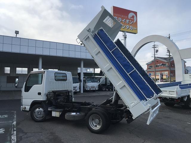 エルフトラック ２ｔ積・５ＭＴ・全低床ダンプ・電動コボレーン付　２ｔ積・５ＭＴ・極東製全低床ダンプ・ＤＤ０２－３１・電動コボレーン付・坂道発進補助装置・ドアバイザー・ライトレベライザー・荷台内寸　Ｌ３０２７　Ｗ１６０３　Ｈ３２６（4枚目）