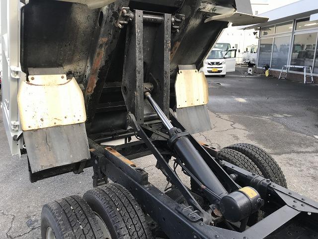 エルフトラック ２ｔ積・５ＭＴ・全低床ダンプ・電動コボレーン付　２ｔ積・５ＭＴ・極東製全低床ダンプ・ＤＤ０２－３１・電動コボレーン付・坂道発進補助装置・ドアバイザー・ライトレベライザー・荷台内寸　Ｌ３０２７　Ｗ１６０３　Ｈ３２６（33枚目）