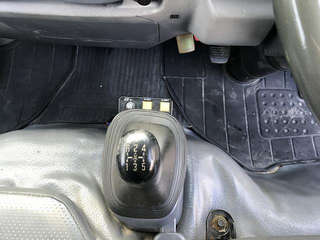 エルフトラック ２ｔ積・５ＭＴ・全低床ダンプ・電動コボレーン付　２ｔ積・５ＭＴ・極東製全低床ダンプ・ＤＤ０２－３１・電動コボレーン付・坂道発進補助装置・ドアバイザー・ライトレベライザー・荷台内寸　Ｌ３０２７　Ｗ１６０３　Ｈ３２６（42枚目）