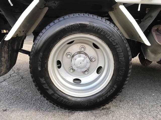 エルフトラック ２ｔ積・５ＭＴ・全低床ダンプ・電動コボレーン付　２ｔ積・５ＭＴ・極東製全低床ダンプ・ＤＤ０２－３１・電動コボレーン付・坂道発進補助装置・ドアバイザー・ライトレベライザー・荷台内寸　Ｌ３０２７　Ｗ１６０３　Ｈ３２６（52枚目）