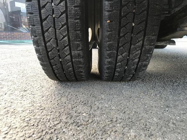 エルフトラック ２ｔ積・５ＭＴ・全低床ダンプ・電動コボレーン付　２ｔ積・５ＭＴ・極東製全低床ダンプ・ＤＤ０２－３１・電動コボレーン付・坂道発進補助装置・ドアバイザー・ライトレベライザー・荷台内寸　Ｌ３０２７　Ｗ１６０３　Ｈ３２６（56枚目）