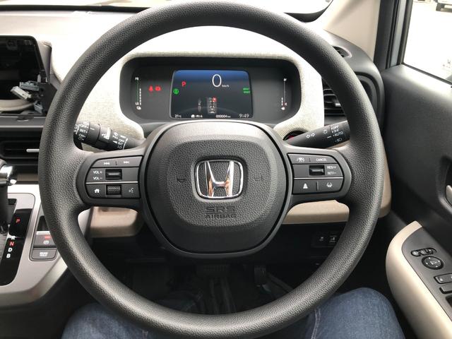 フリード ｅ：ＨＥＶエアー　登録済未使用車　バックカメラ　クリアランスソナー　オートクルーズコントロール　レーンアシスト　衝突被害軽減システム　両側電動スライドドア　オートライト　ＬＥＤヘッドランプ　電動格納ミラー　３列シート（3枚目）