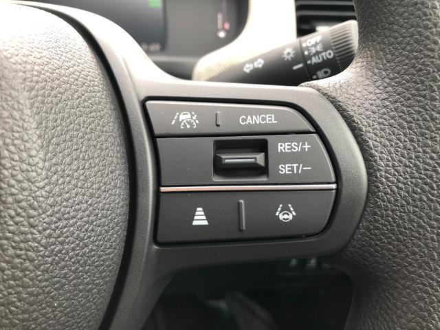 フリード ｅ：ＨＥＶエアー　登録済未使用車　バックカメラ　クリアランスソナー　オートクルーズコントロール　レーンアシスト　衝突被害軽減システム　両側電動スライドドア　オートライト　ＬＥＤヘッドランプ　電動格納ミラー　３列シート（9枚目）
