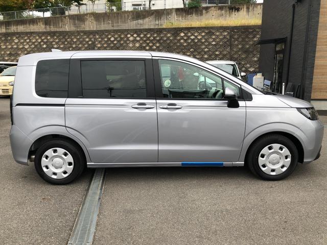 フリード ｅ：ＨＥＶエアー　登録済未使用車　バックカメラ　クリアランスソナー　オートクルーズコントロール　レーンアシスト　衝突被害軽減システム　両側電動スライドドア　オートライト　ＬＥＤヘッドランプ　電動格納ミラー　３列シート（15枚目）