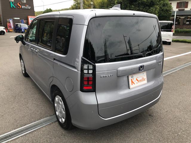 フリード ｅ：ＨＥＶエアー　登録済未使用車　バックカメラ　クリアランスソナー　オートクルーズコントロール　レーンアシスト　衝突被害軽減システム　両側電動スライドドア　オートライト　ＬＥＤヘッドランプ　電動格納ミラー　３列シート（32枚目）