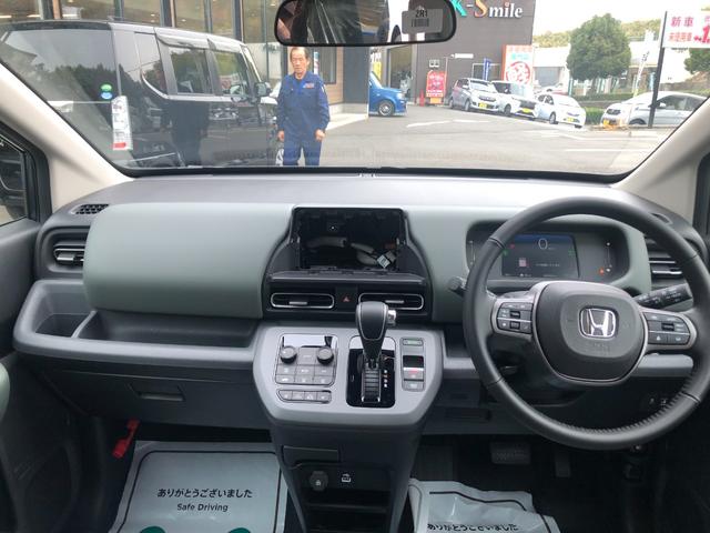 フリード ｅ：ＨＥＶクロスター　登録済未使用車　バックカメラ　クリアランスソナー　オートクルーズコントロール　レーンアシスト　衝突被害軽減システム　両側電動スライドドア　オートライト　ＬＥＤヘッドランプ　スマートキー（2枚目）