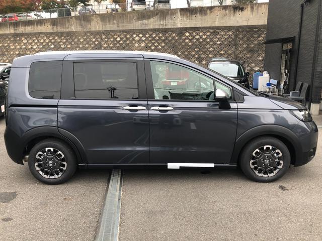 フリード ｅ：ＨＥＶクロスター　登録済未使用車　バックカメラ　クリアランスソナー　オートクルーズコントロール　レーンアシスト　衝突被害軽減システム　両側電動スライドドア　オートライト　ＬＥＤヘッドランプ　スマートキー（13枚目）