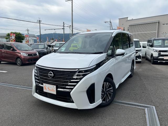 セレナ ｅ－パワー　ハイウェイスターＶ　登録済未使用車　全周囲カメラ　ナビ　クリアランスソナー　レーンアシスト　衝突被害軽減システム　両側電動スライドドア　オートライト　ＬＥＤヘッドランプ　スマートキー　アイドリングストップ　３列シート（12枚目）