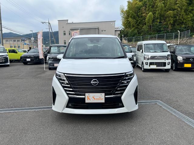 セレナ ｅ－パワー　ハイウェイスターＶ　登録済未使用車　全周囲カメラ　ナビ　クリアランスソナー　レーンアシスト　衝突被害軽減システム　両側電動スライドドア　オートライト　ＬＥＤヘッドランプ　スマートキー　アイドリングストップ　３列シート（13枚目）