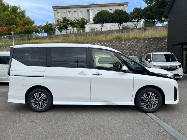 セレナ ｅ－パワー　ハイウェイスターＶ　登録済未使用車　全周囲カメラ　ナビ　クリアランスソナー　レーンアシスト　衝突被害軽減システム　両側電動スライドドア　オートライト　ＬＥＤヘッドランプ　スマートキー　アイドリングストップ　３列シート（15枚目）