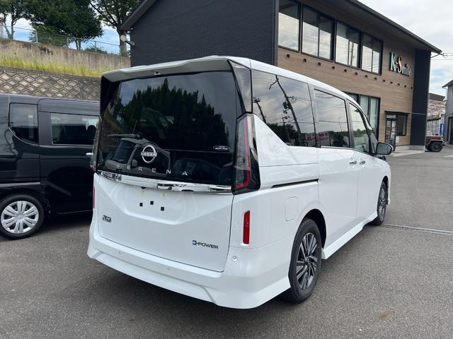 セレナ ｅ－パワー　ハイウェイスターＶ　登録済未使用車　全周囲カメラ　ナビ　クリアランスソナー　レーンアシスト　衝突被害軽減システム　両側電動スライドドア　オートライト　ＬＥＤヘッドランプ　スマートキー　アイドリングストップ　３列シート（18枚目）