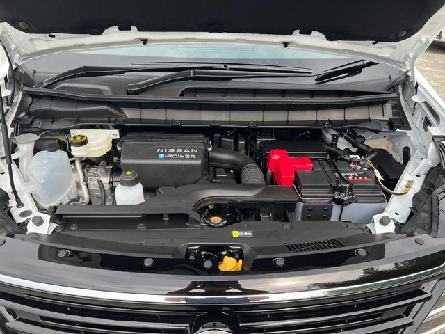 セレナ ｅ－パワー　ハイウェイスターＶ　登録済未使用車　全周囲カメラ　ナビ　クリアランスソナー　レーンアシスト　衝突被害軽減システム　両側電動スライドドア　オートライト　ＬＥＤヘッドランプ　スマートキー　アイドリングストップ　３列シート（20枚目）