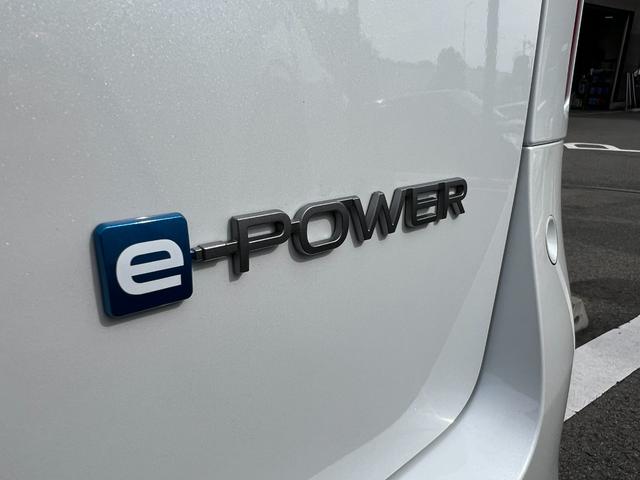 セレナ ｅ－パワー　ハイウェイスターＶ　登録済未使用車　全周囲カメラ　ナビ　クリアランスソナー　レーンアシスト　衝突被害軽減システム　両側電動スライドドア　オートライト　ＬＥＤヘッドランプ　スマートキー　アイドリングストップ　３列シート（21枚目）