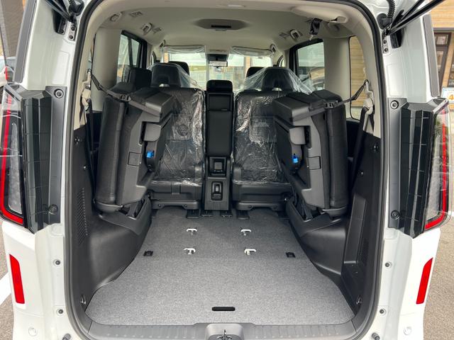 セレナ ｅ－パワー　ハイウェイスターＶ　登録済未使用車　全周囲カメラ　ナビ　クリアランスソナー　レーンアシスト　衝突被害軽減システム　両側電動スライドドア　オートライト　ＬＥＤヘッドランプ　スマートキー　アイドリングストップ　３列シート（38枚目）