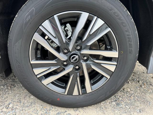 セレナ ｅ－パワー　ハイウェイスターＶ　登録済未使用車　全周囲カメラ　ナビ　クリアランスソナー　オートクルーズコントロール　レーンアシスト　衝突被害軽減システム　両側電動スライドドア　オートマチックハイビーム　オートライトＬＥＤヘッドランプ（20枚目）