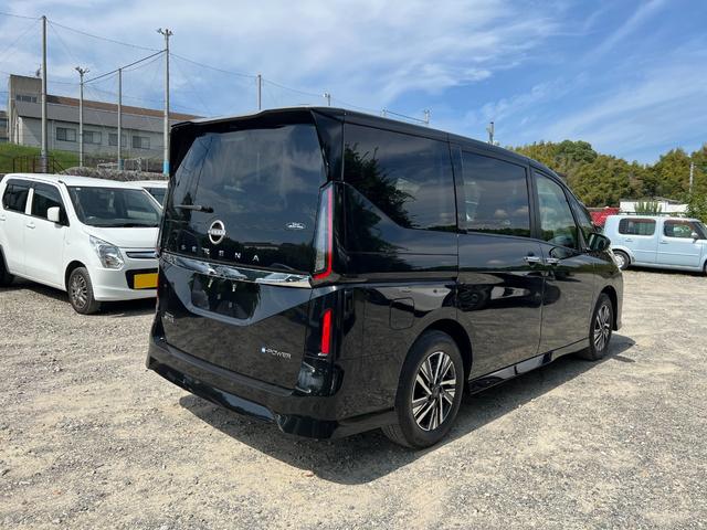 セレナ ｅ－パワー　ハイウェイスターＶ　登録済未使用車　全周囲カメラ　ナビ　クリアランスソナー　レーンアシスト　衝突被害軽減システム　両側電動スライドドア　オートマチックハイビーム　オートライト　ＬＥＤヘッドランプ　スマートキー（16枚目）