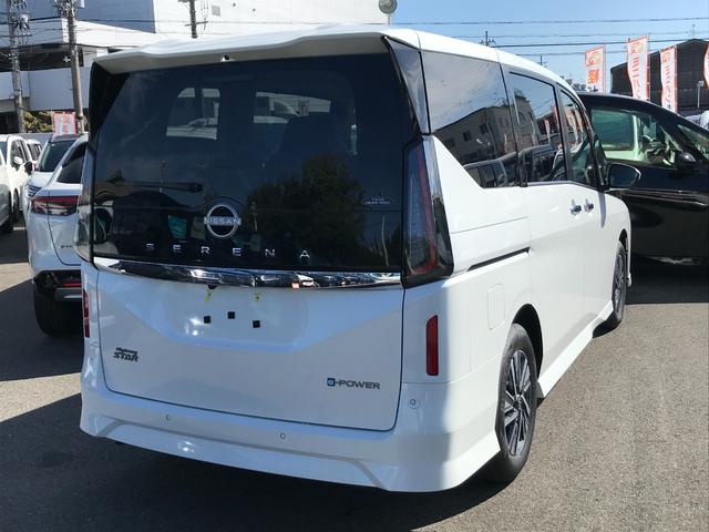 セレナ ｅ－パワー　ハイウェイスターＶ　全周囲カメラ　ＴＶ　クリアランスソナー　レーンアシスト　衝突被害軽減システム　両側電動スライドドア　オートライト　ＬＥＤヘッドランプ　スマートキー　アイドリングストップ　電動格納ミラー　３列シート（16枚目）