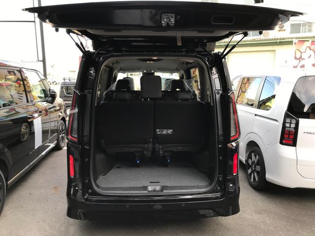 セレナ ｅ－パワー　ハイウェイスターＶ　全周囲カメラ　クリアランスソナー　オートクルーズコントロール　両側電動スライドドア　オートライト　ＬＥＤヘッドランプ　スマートキー　アイドリングストップ　電動格納ミラー　３列シート　フルフラット（18枚目）