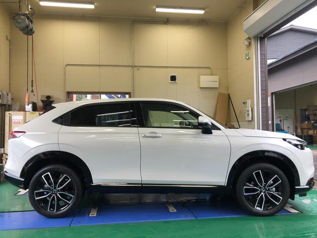 ヴェゼル ｅ：ＨＥＶ　Ｚ　登録済未使用車　衝突軽減ブレーキ　バックカメラ　クリアランスソナー　オートクルーズコントロール　レーンアシスト　衝突被害軽減システム　オートライト　ＬＥＤヘッドランプ　電動リアゲート　アルミホイール（11枚目）