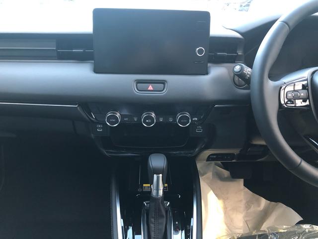 ヴェゼル ｅ：ＨＥＶ　Ｚ　登録済未使用車　衝突軽減ブレーキ　バックカメラ　クリアランスソナー　オートクルーズコントロール　レーンアシスト　衝突被害軽減システム　オートライト　ＬＥＤヘッドランプ　電動リアゲート　アルミホイール（17枚目）